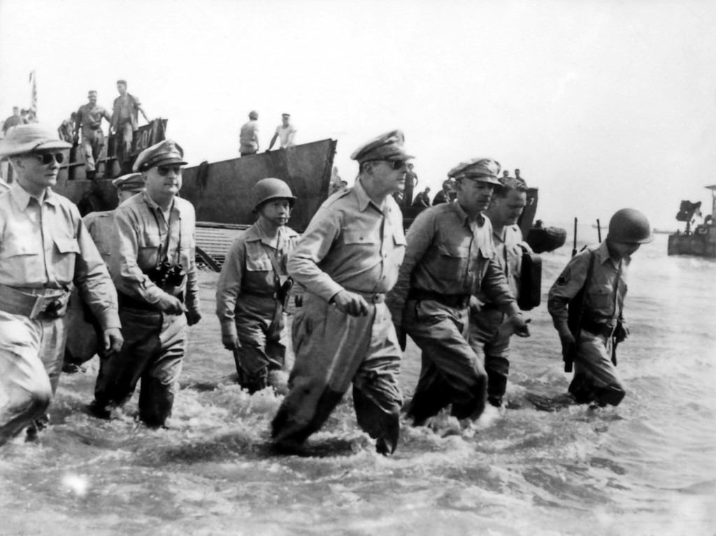 Douglas_MacArthur_lands_Leyte1